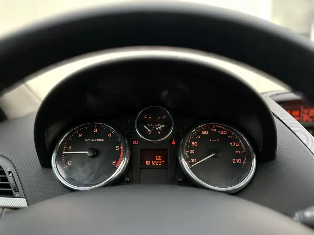 Peugeot 207 2007 - 5990 EUR, 181000 km - AUTO.MOTO.pt - 181000km - foto 22 de 26
