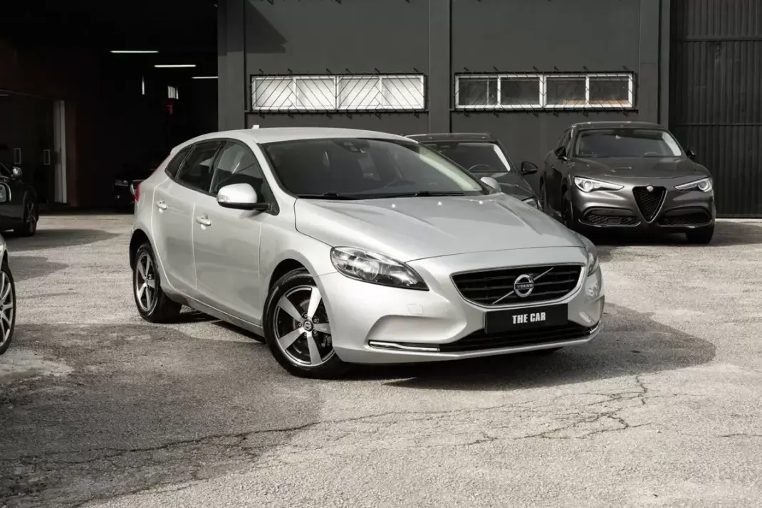 Volvo V40 2013 - 10999 EUR, 275270 km - AUTO.MOTO.pt - 275270km - foto 1 de 24