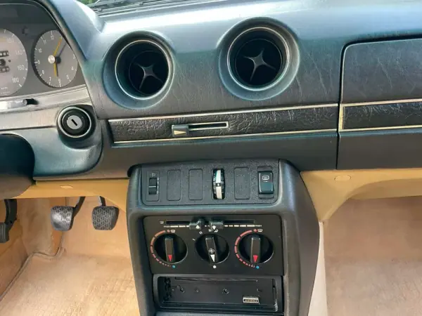 Mercedes-Benz 300 1982 - 13900 EUR, 233000 km - AUTO.MOTO.pt - 233000km - foto 19 de 32