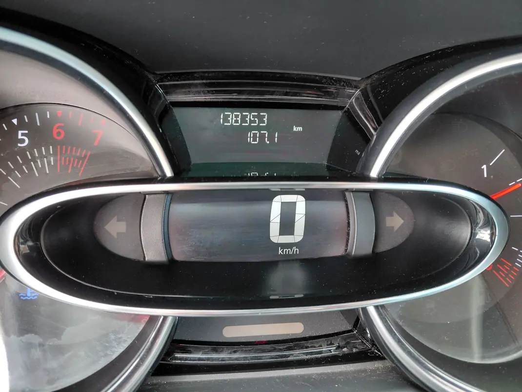 Renault Clio 2019 - 12250 EUR, 138353 km - AUTO.MOTO.pt - 138353km - foto 10 de 13