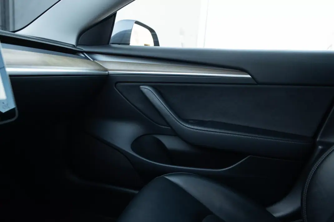 Tesla Model 3 2021 - 24999 EUR, 205000 km - 205000km - foto 17 de 26