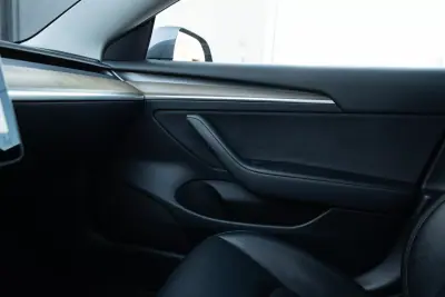 Tesla Model 3 2021 - 24999 EUR, 205000 km - 205000km - foto 17 de 26