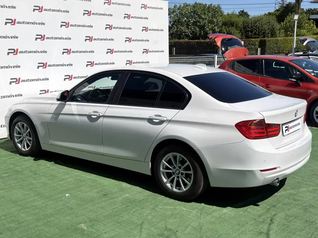 BMW 318 2013 - 13500 EUR, 239000 km - AUTO.MOTO.pt - 239000km - foto 10 de 22