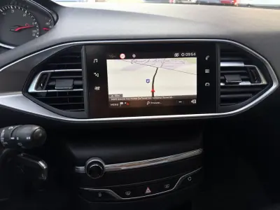 Peugeot 308 2020 - 12990 EUR, 128157 km - AUTO.MOTO.pt - 128157km - foto 13 de 13