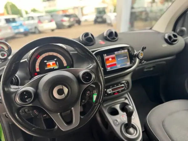 Smart Fortwo Cabrio 2019 - 12900 EUR, 58988 km - AUTO.MOTO.pt - 58988km - foto 9 de 19