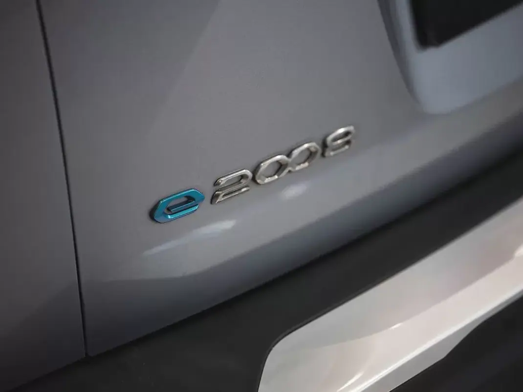 Peugeot e-2008 2023 - 20750 EUR, 50011 km - AUTO.MOTO.pt - 50011km - foto 12 de 21