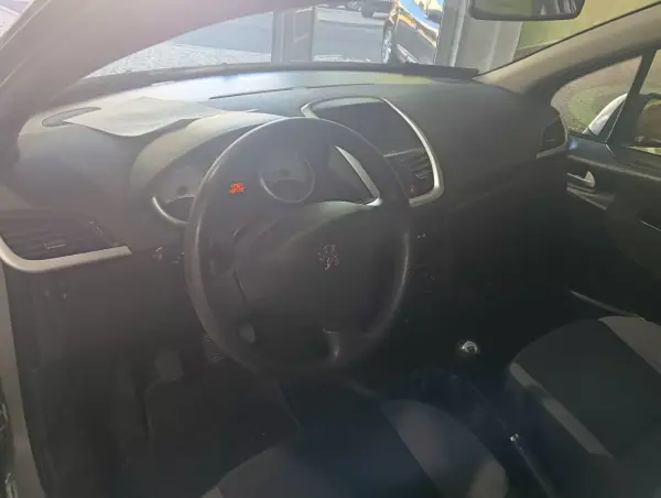 Peugeot 207 2008 - 4990 EUR, 139000 km - AUTO.MOTO.pt - 139000km - foto 9 de 16