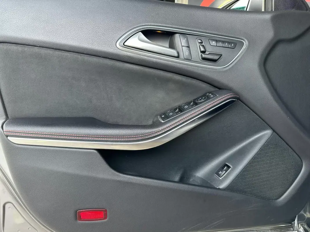 Mercedes-Benz CLA 200 2016 - 21900 EUR, 163435 km - AUTO.MOTO.pt - 163435km - foto 26 de 32