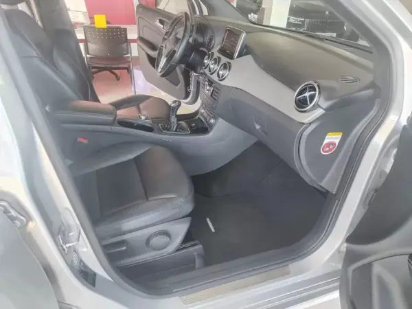 Mercedes-Benz B 180 2012 - 10990 EUR, 221000 km - AUTO.MOTO.pt - 221000km - foto 15 de 35