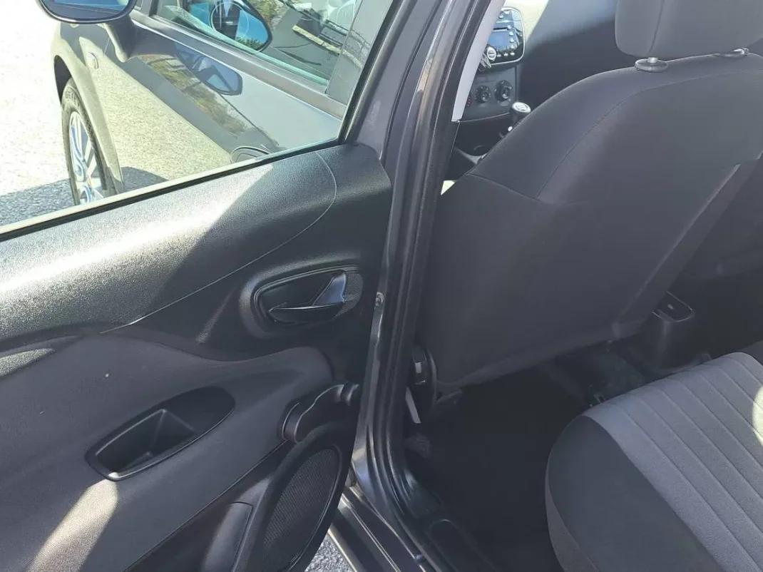 Fiat Punto 2017 - 8900 EUR, 69772 km - AUTO.MOTO.pt - 69772km - foto 18 de 39