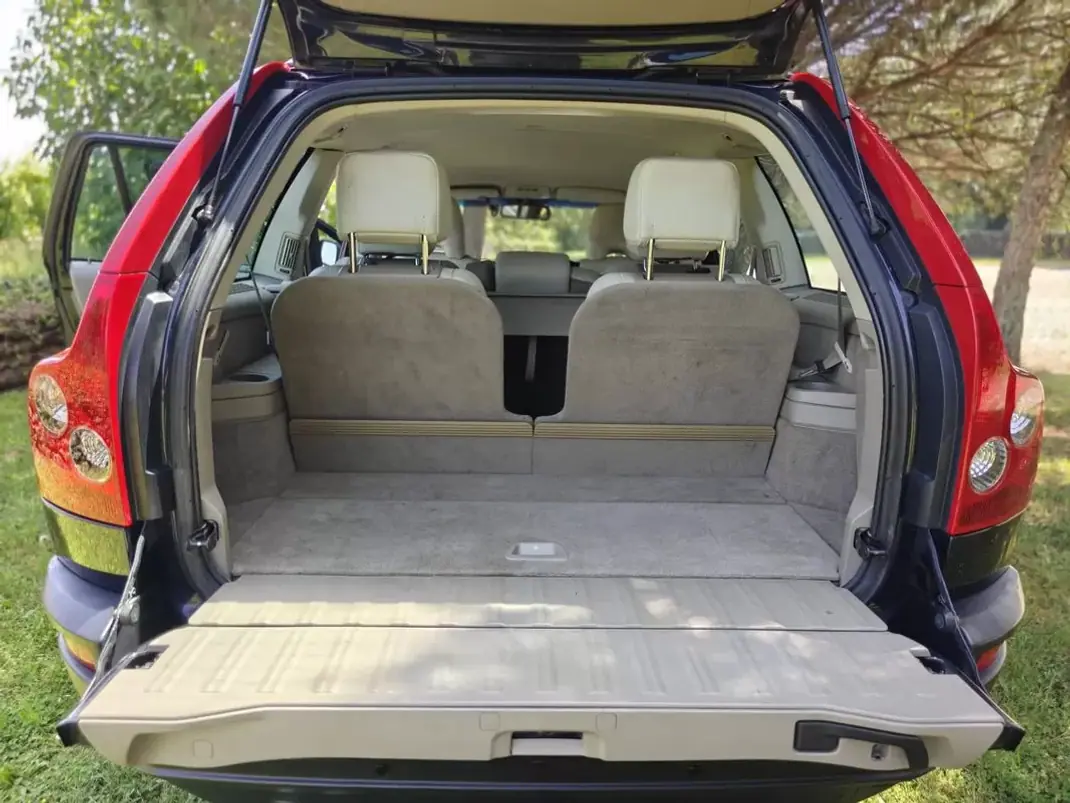 Volvo XC 90 2005 - 8490 EUR, 243750 km - AUTO.MOTO.pt - 243750km - foto 16 de 35