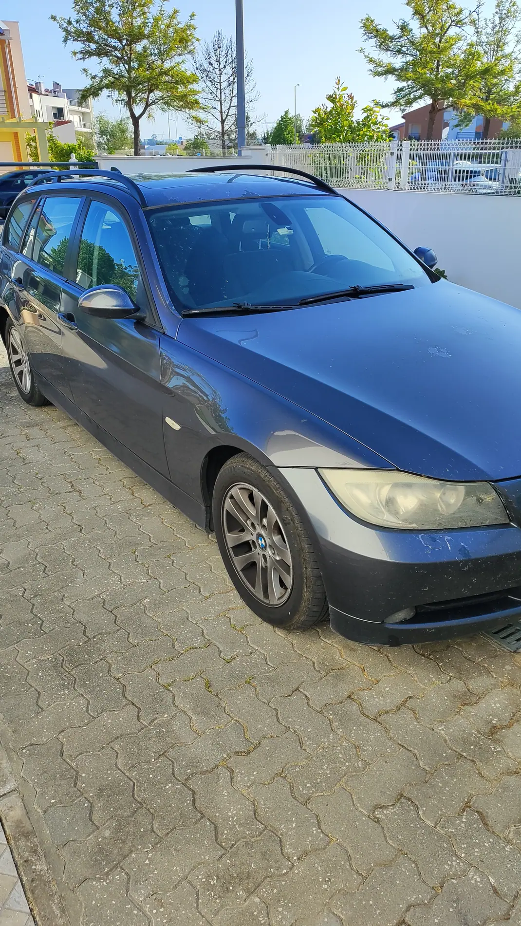 BMW 318 2008 - 4949 EUR, 390000 km - AUTO.MOTO.pt - 390000km - foto 1 de 9