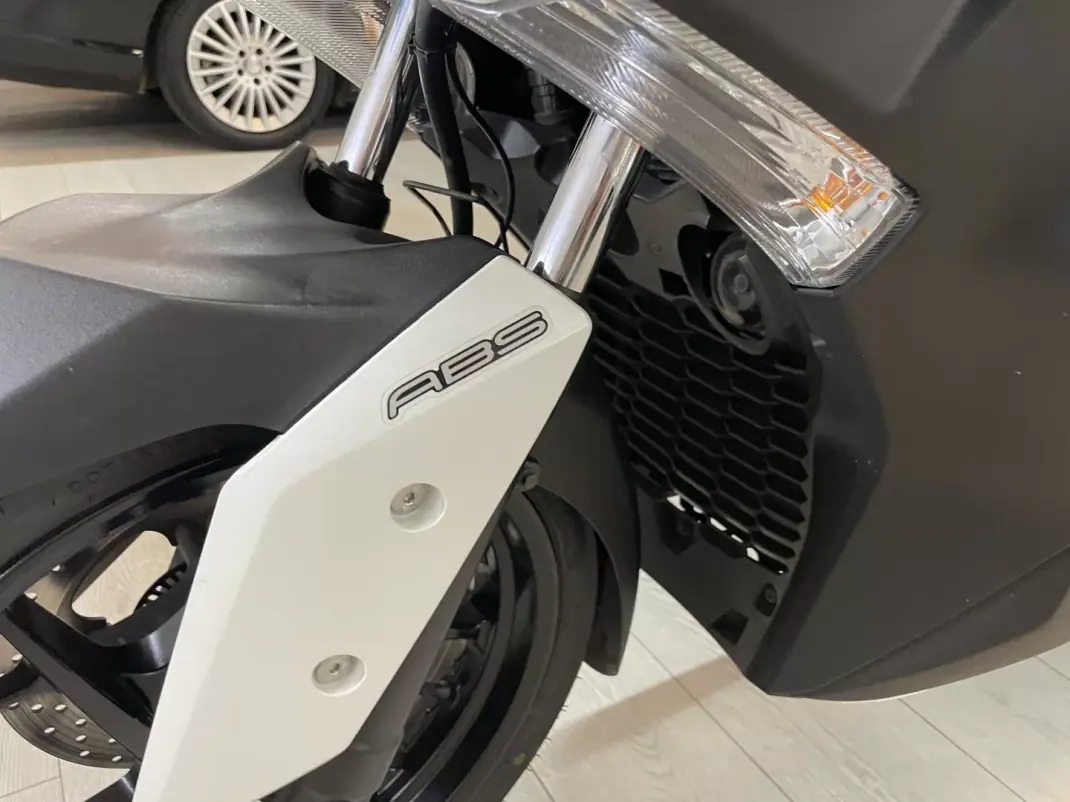 Yamaha XMAX 2017 - 3950 EUR, 9400 km - 9400km - foto 11 de 19