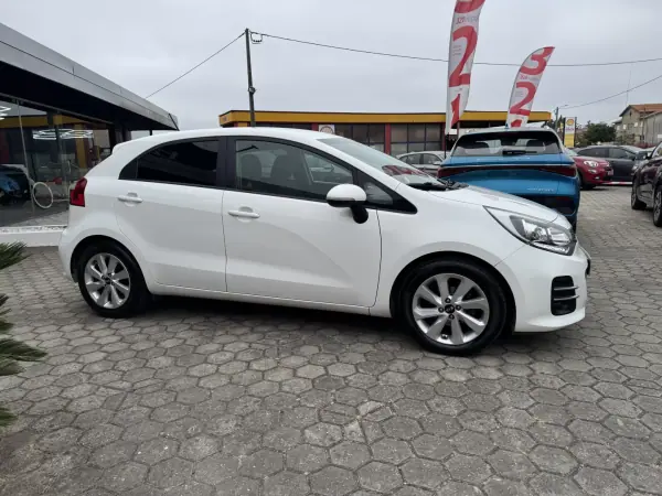 Kia Rio 2016 - 9500 EUR, 113000 km - AUTO.MOTO.pt - 113000km - foto 5 de 40