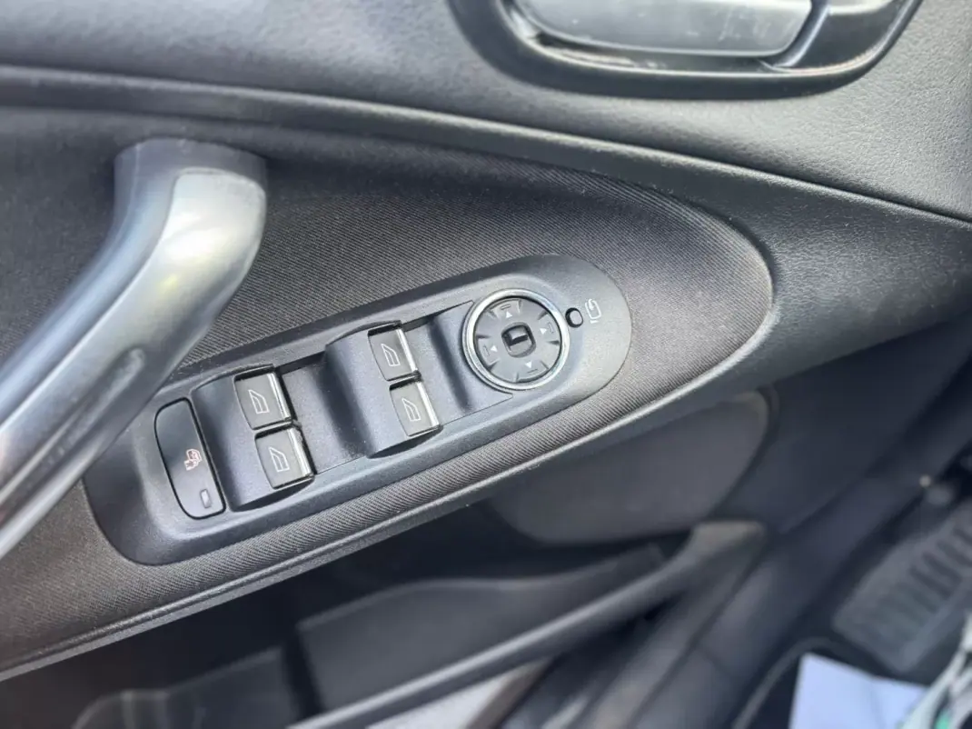 Ford S-Max 2011 - 4900 EUR, 299900 km - AUTO.MOTO.pt - 299900km - foto 6 de 10