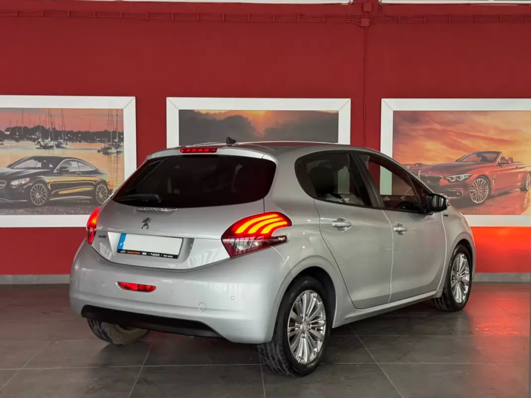 Peugeot 208 2018 - 13500 EUR, 100609 km - AUTO.MOTO.pt - 100609km - foto 9 de 21