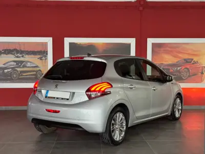 Peugeot 208 2018 - 13500 EUR, 100609 km - AUTO.MOTO.pt - 100609km - foto 9 de 21