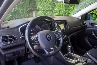 Renault Mégane 2018 - 13250 EUR, 161000 km - AUTO.MOTO.pt - 161000km - foto 11 de 17
