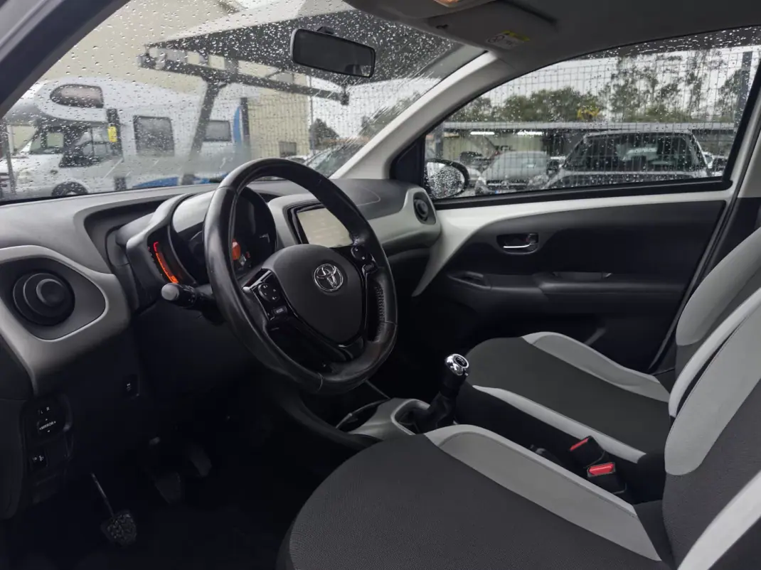 Toyota Aygo 2018 - 9990 EUR, 90000 km - AUTO.MOTO.pt - 90000km - foto 16 de 28