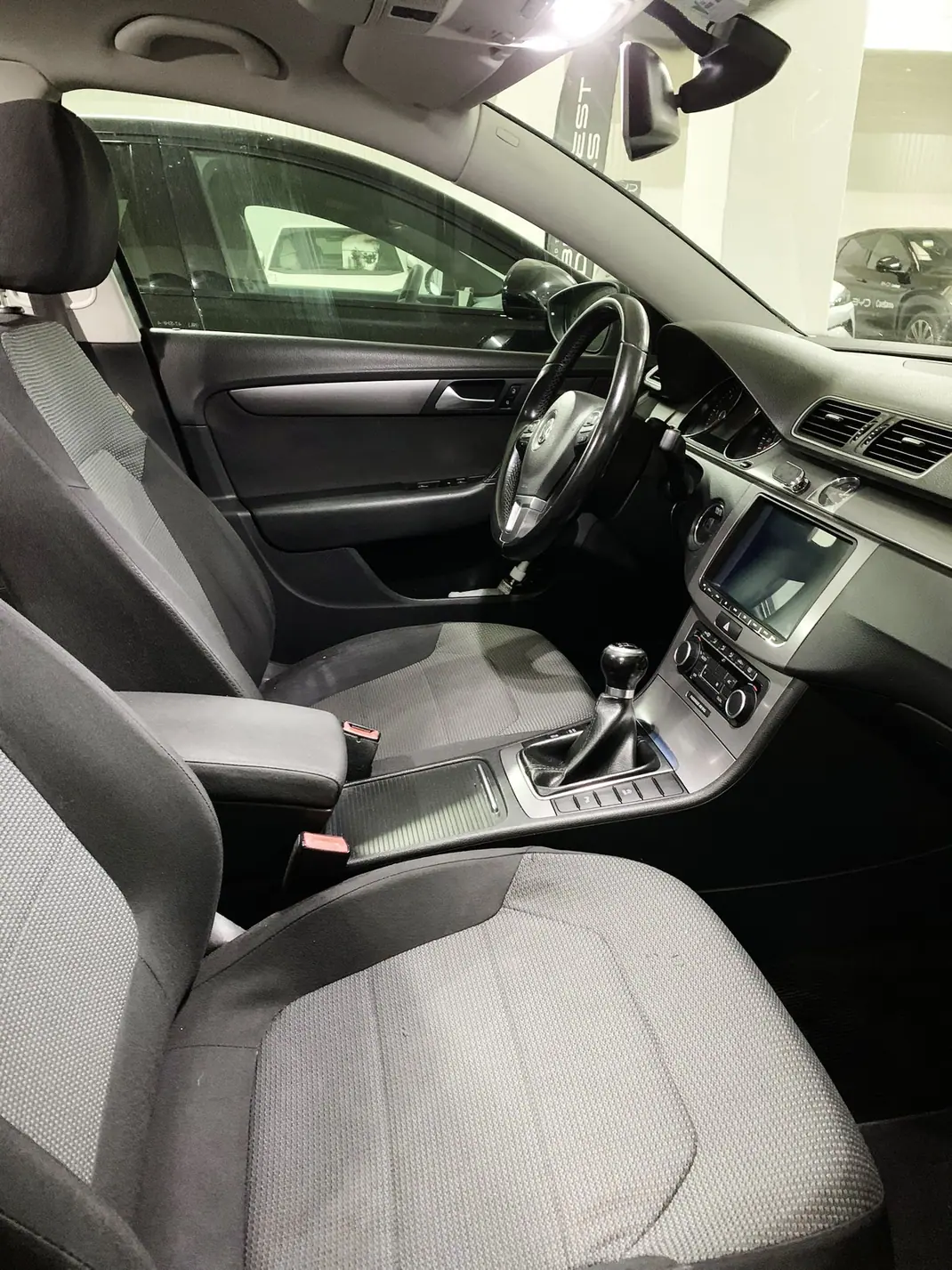 Volkswagen Passat Variant 2011 - 6500 EUR, 277000 km - AUTO.MOTO.pt - 277000km - foto 7 de 10