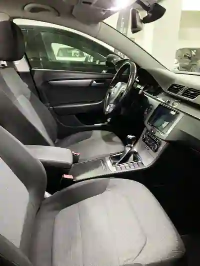 Volkswagen Passat Variant 2011 - 6500 EUR, 277000 km - AUTO.MOTO.pt - 277000km - foto 7 de 10