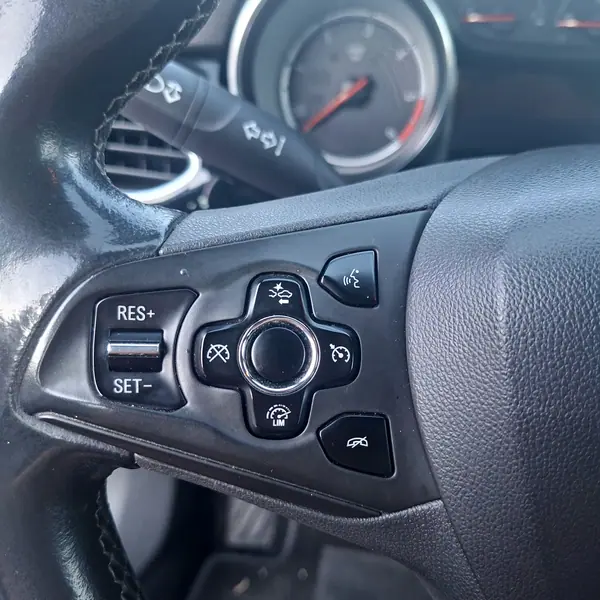 Opel Astra 2017 - 10500 EUR, 200000 km - AUTO.MOTO.pt - 200000km - foto 14 de 15