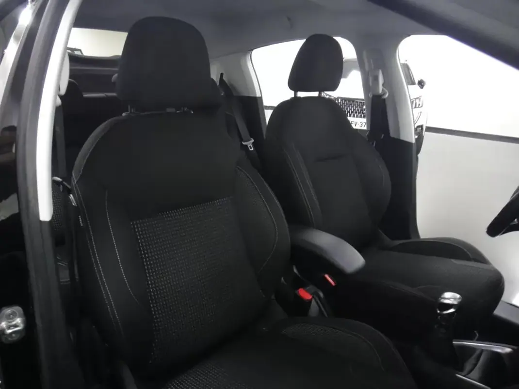 Peugeot 208 2018 - 8900 EUR, 82000 km - AUTO.MOTO.pt - 82000km - foto 17 de 23