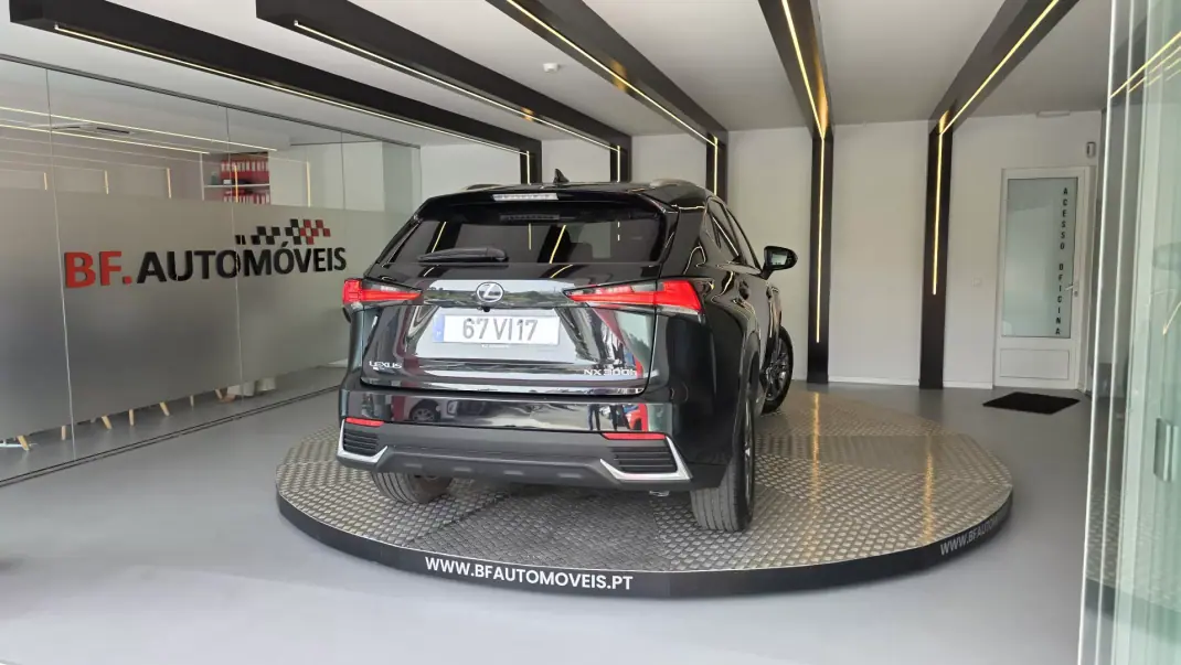 Lexus NX 300h 2018 - 31900 EUR, 78634 km - AUTO.MOTO.pt - 78634km - foto 18 de 65