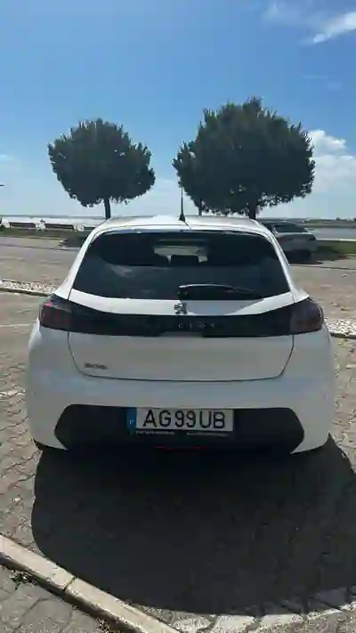 Peugeot 208 2021 - 12500 EUR, 97000 km - AUTO.MOTO.pt - 97000km - foto 5 de 6