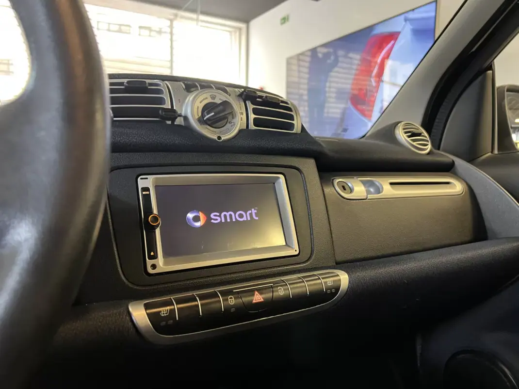 Smart Fortwo Cabrio 2013 - 6990 EUR, 95000 km - AUTO.MOTO.pt - 95000km - foto 18 de 41