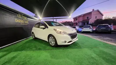 Peugeot 208 2014 - 7990 EUR, 148000 km - AUTO.MOTO.pt - 148000km - foto 3 de 15