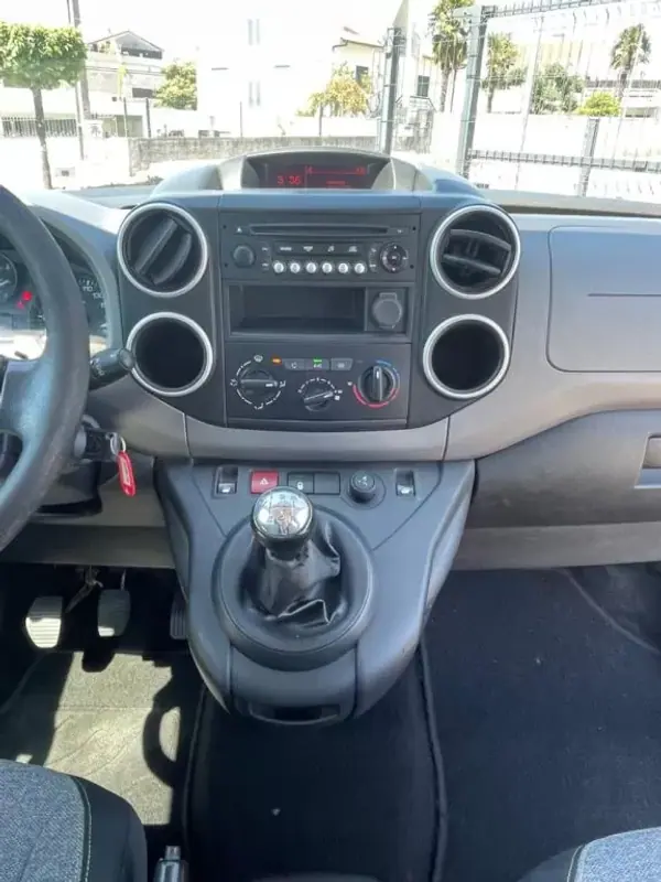 Citroën Berlingo 2017 - 9900 EUR, 312000 km - AUTO.MOTO.pt - 312000km - foto 12 de 14