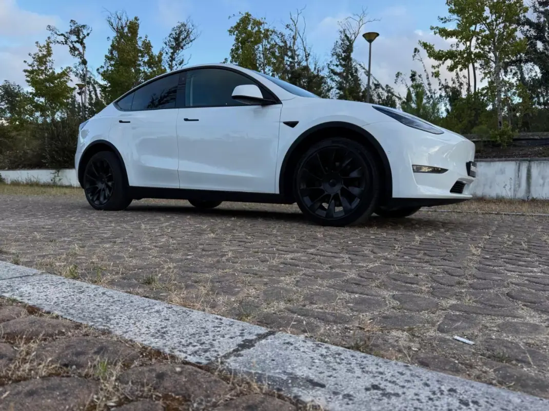 Tesla Model Y 2021 - 32500 EUR, 135000 km - 135000km - foto 20 de 23
