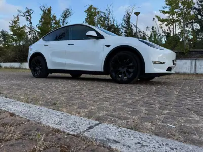 Tesla Model Y 2021 - 31500 EUR, 135000 km - AUTO.MOTO.pt - 135000km - foto 20 de 23