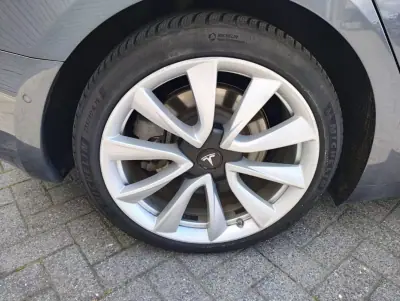 Tesla Model 3 2019 - 22900 EUR, 224000 km - AUTO.MOTO.pt - 224000km - foto 8 de 26
