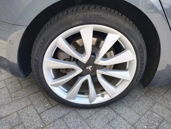 Tesla Model 3 2019 - 22900 EUR, 224000 km - AUTO.MOTO.pt - 224000km - foto 8 de 26