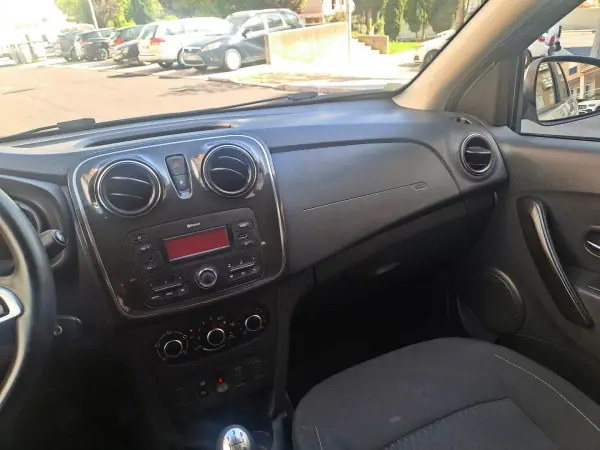 Dacia Sandero 2018 - 8500 EUR, 155000 km - AUTO.MOTO.pt - 155000km - foto 14 de 22