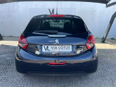 Peugeot 208 2017 - 8500 EUR, 165000 km - AUTO.MOTO.pt - 165000km - foto 4 de 10