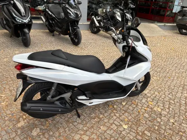 Honda PCX 125 2012 - 1900 EUR, 64269 km - AUTO.MOTO.pt - 64269km - foto 3 de 12