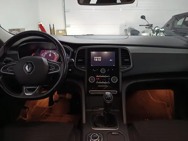 Renault Talisman Sport Tourer 2018 - 15750 EUR, 107000 km - AUTO.MOTO.pt - 107000km - foto 3 de 10