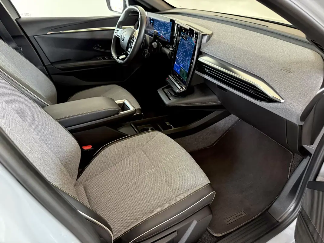 Renault Mégane E-Tech 2022 - 24999 EUR, 27000 km - AUTO.MOTO.pt - 27000km - foto 47 de 116