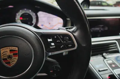 Porsche Panamera Sport Turismo 2019 - 69880 EUR, 97640 km - AUTO.MOTO.pt - 97640km - foto 23 de 71
