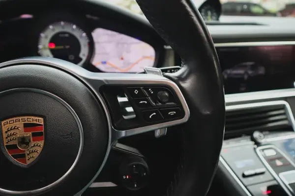 Porsche Panamera Sport Turismo 2019 - 67480 EUR, 97640 km - AUTO.MOTO.pt - 97640km - foto 23 de 71