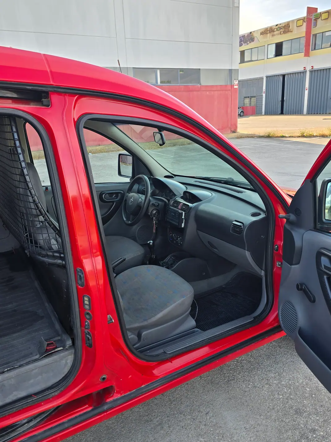 Opel Combo 2005 - 3700 EUR, 181500 km - AUTO.MOTO.pt - 181500km - foto 6 de 7
