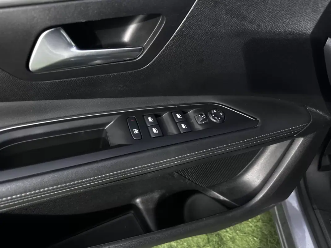 Peugeot 3008 2019 - 15990 EUR, 97900 km - AUTO.MOTO.pt - 97900km - foto 30 de 31