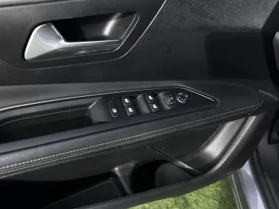 Peugeot 3008 2019 - 15990 EUR, 97900 km - AUTO.MOTO.pt - 97900km - foto 30 de 31