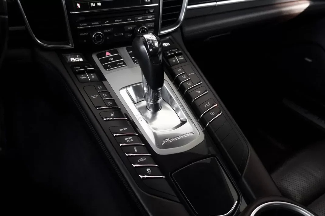 Porsche Panamera 2012 - 42500 EUR, 169168 km - AUTO.MOTO.pt - 169168km - foto 10 de 17