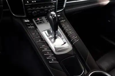 Porsche Panamera 2012 - 42500 EUR, 169168 km - AUTO.MOTO.pt - 169168km - foto 10 de 17