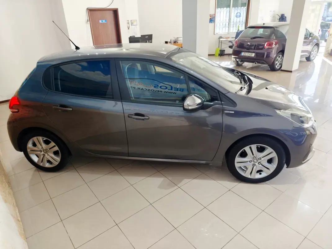 Peugeot 208 2018 - 9850 EUR, 48000 km - AUTO.MOTO.pt - 48000km - foto 8 de 23
