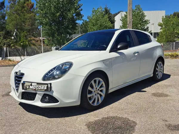 Alfa Romeo Giulietta 2012 - 8900 EUR, 195000 km - AUTO.MOTO.pt - 195000km - foto 5 de 40